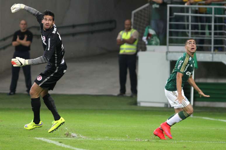 Gabriel quase marcou um gol por cobertura, mas Juan salvou em cima da linha