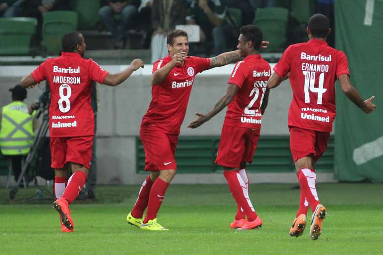 Rafael Moura empatou o jogo para o Internacional após dividir com Prass