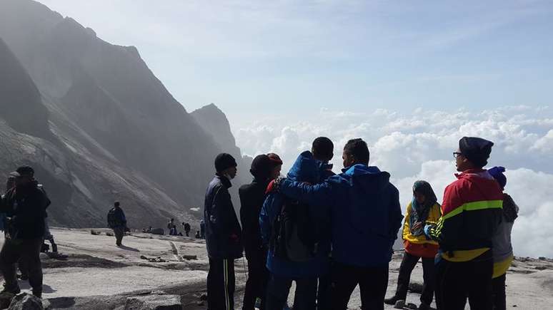 Alpinistas ficam isolados na Malásia