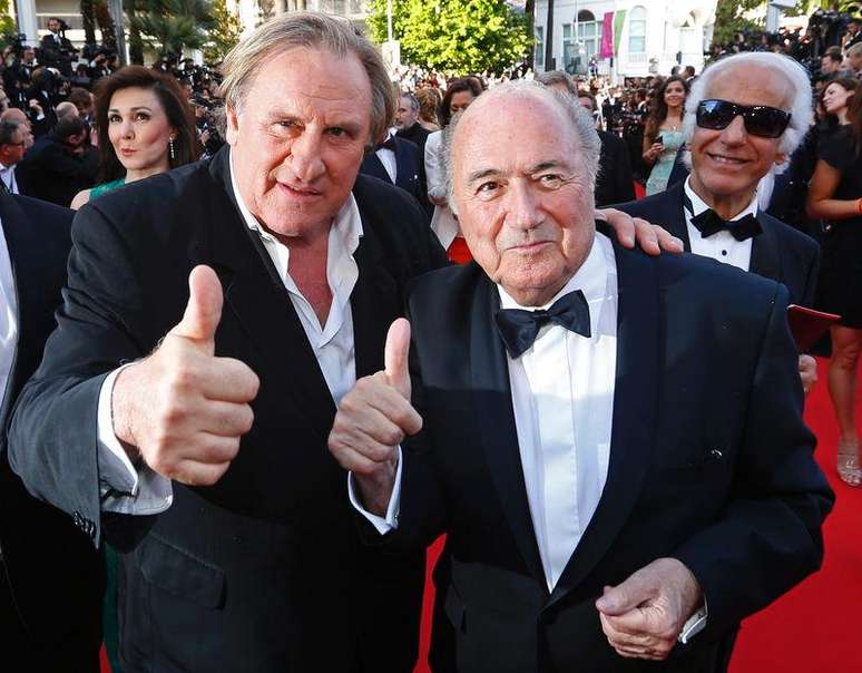 Ator Gerard Depardieu (esquerda) e o presidente da Fifa, Joseph Blatter, no tapete vermelho do Festival de Cinema de Cannes para a exibição do filme "United Passions" no ano passado
