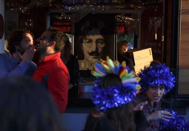 Foto de John Lennon num bar em Sevilha, na Espanha. 23/12/2014