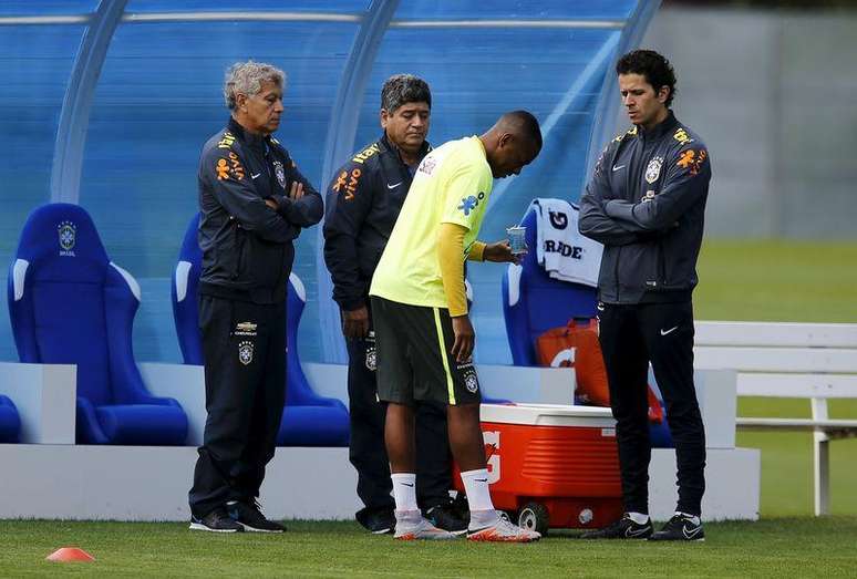 Atacante Robinho conversa com a equipe médica da Seleção durante treino na Granja na quarta