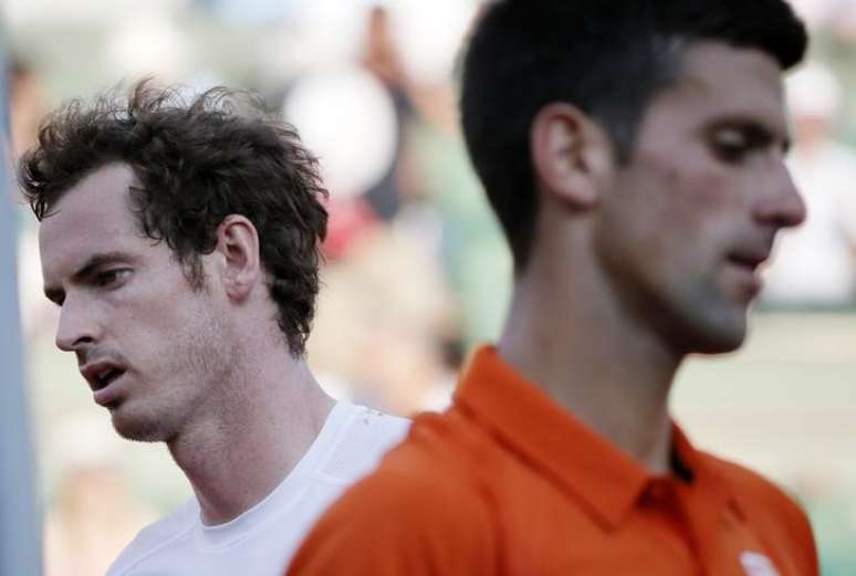 Djokovic e Murray empatavam por 3 a 3 no quarto set quando a partida foi interrompida