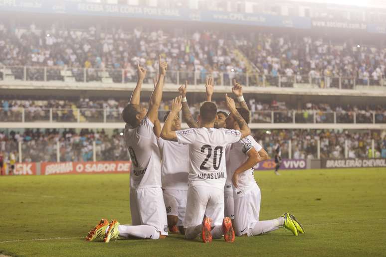 Santos comemora um dos gols na Vila