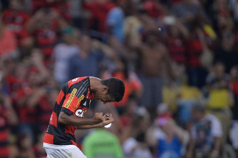 Gabriel comemora gol que furou o bloqueio da Chapecoense no segundo tempo