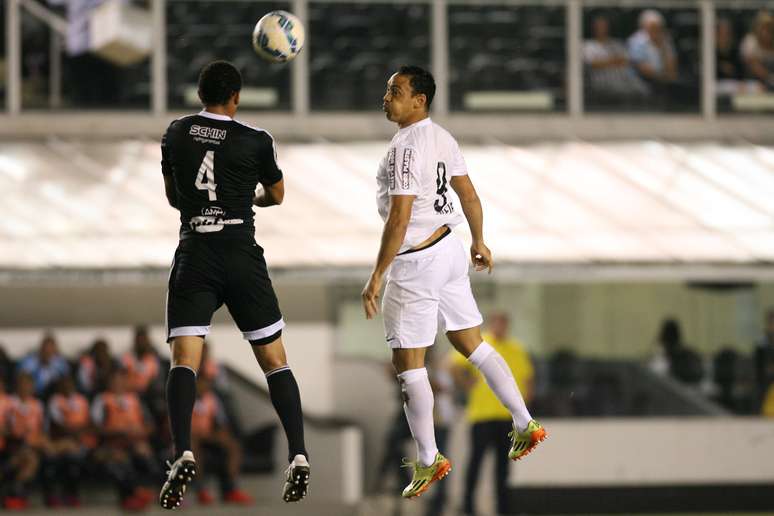 Ricardo Oliveira disputa bola pelo alto; novo empate na Vila complica time