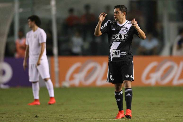 Lei do ex: Felipe Azevedo, com passagem pelo Santos, fez o primeiro da Ponte no duelo