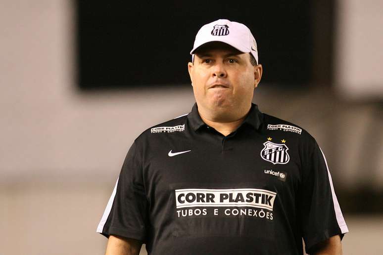 Marcelo Fernandes est&aacute; h&aacute; cinco jogos sem ganhar no Santos