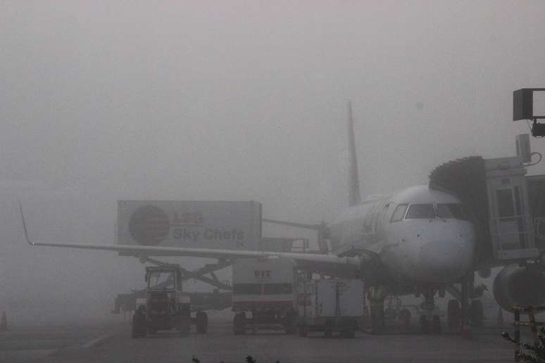 Neblina atinge a região do Aeroporto Santos Dumont e da Baía de Guanabara, no Rio de Janeiro
