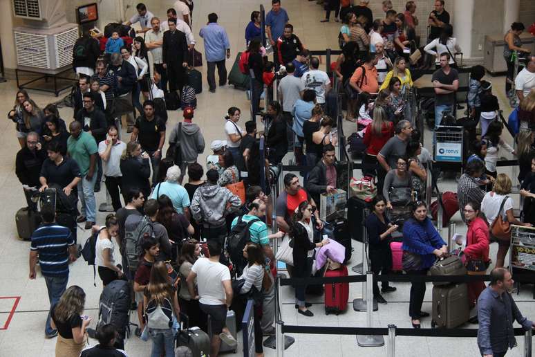 Passageiros se aglomeram em saguão do Aeroporto Santos Dumont, que ficou fechado por quase quatro horas na manhã deste sábado