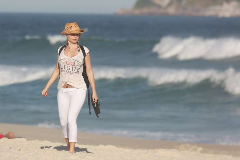 Rita Guedes curte praia e reclama de assédio no RJ 