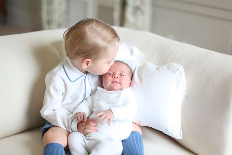 Em uma das imagens, príncipe George parece estar beijando sua irmã