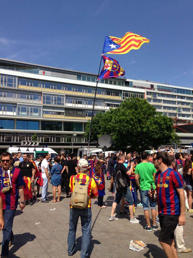 Acima do Barça, a bandeira da Catalunha