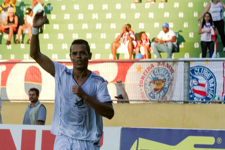 Jobinho festeja um dos gols do Bragantino no jogo