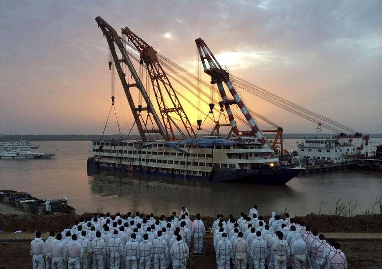 Agentes de resgate acompanham retirada de navio do rio Yangtzé em Jianli, na China, nesta sexta-feira. 05/06/2015