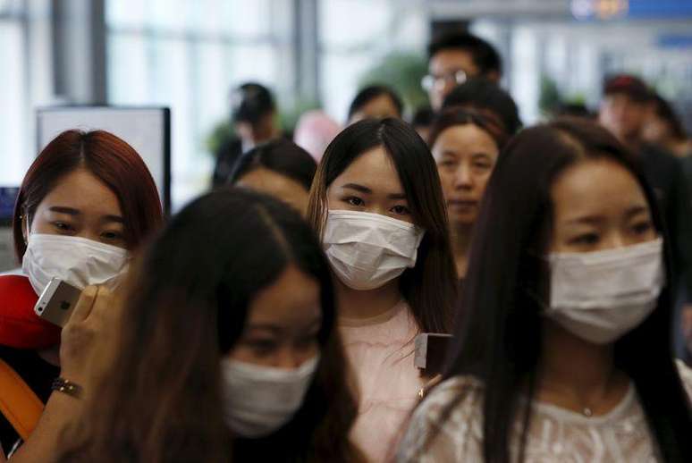 Passageiros usam máscaras para se proteger da síndrome Mers dentro de um trem em Seul