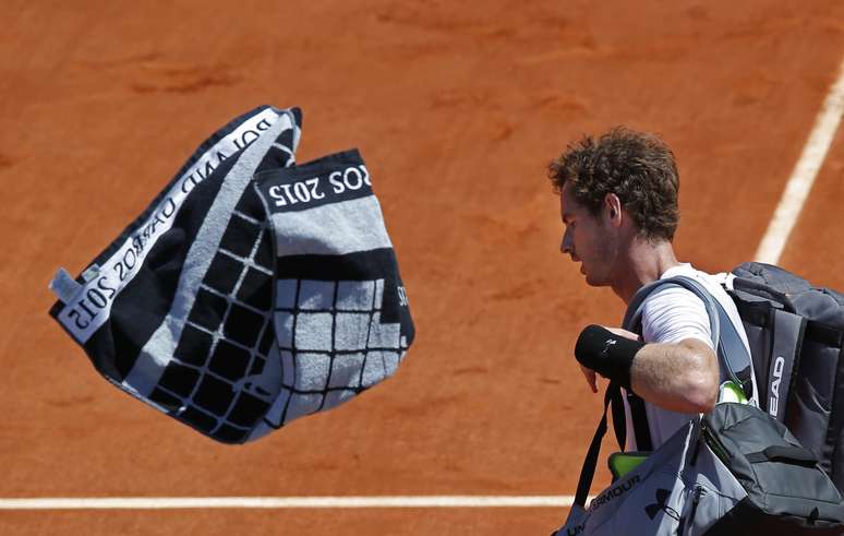 Andy Murray deixa a quadra cabisbaixo