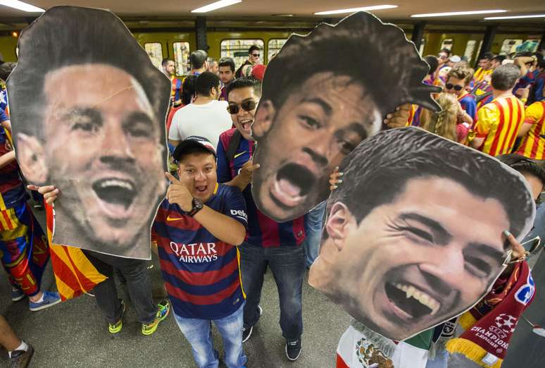 Torcedores do Barcelona estão em festa com seu trio de ataque - e Suárez ganhou dentes de vampiro na brincadeira