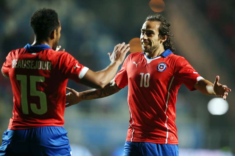 Valdivia comemora com Beausejour o gol que definiu a vitória do Chile sobre El Salvador