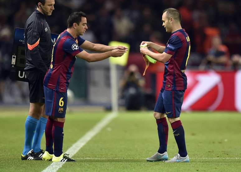 Em sua despedida, Xavi recebe braçadeira de Iniesta ao entrar no segundo tempo