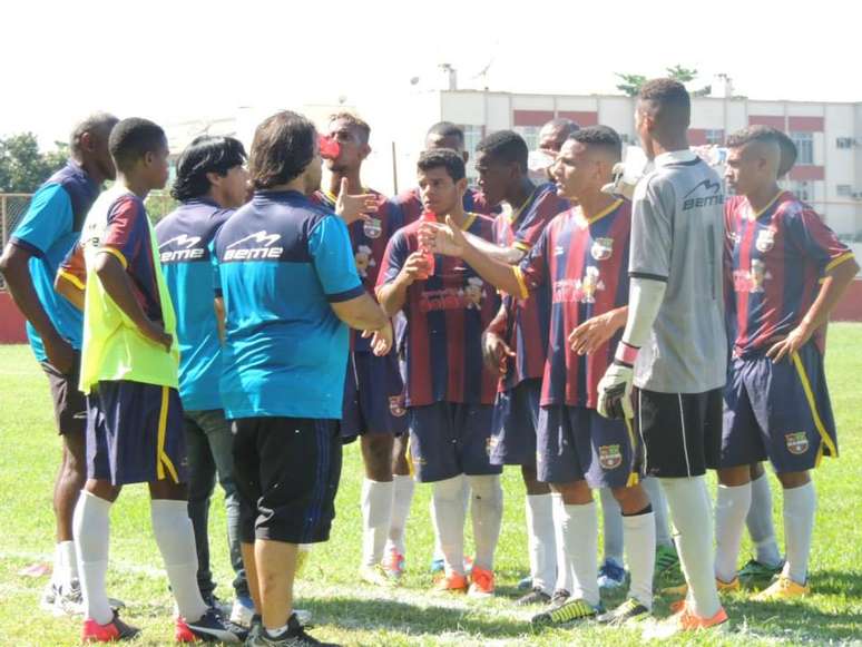 Jogadores do Barcelona do Rio em partida de abril de 2015: time acabou rebaixado à terceira divisão do Carioca