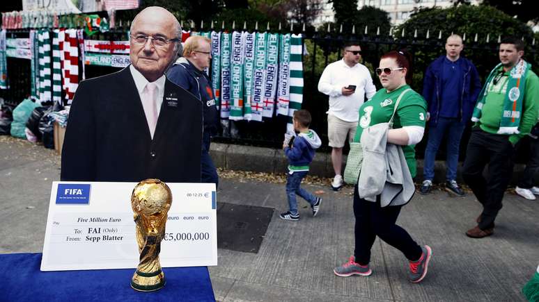 Blatter é alvo de piada por parte dos fãs irlandeses