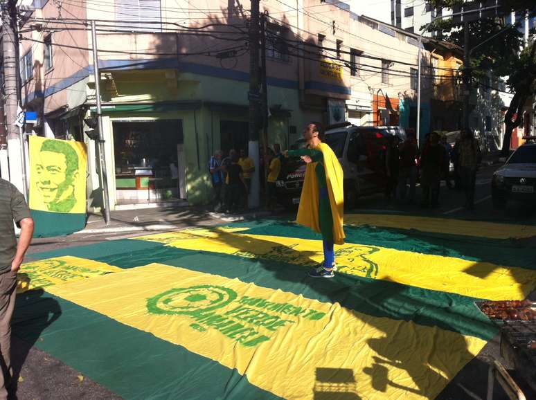 Torcedor Saulo Mendonça se vestiu de "super-herói" do Brasil