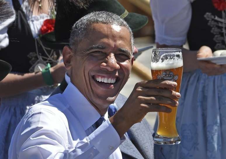 Obama toma cerveja em Kruen, na Alemanha, durante a cúpula do G7