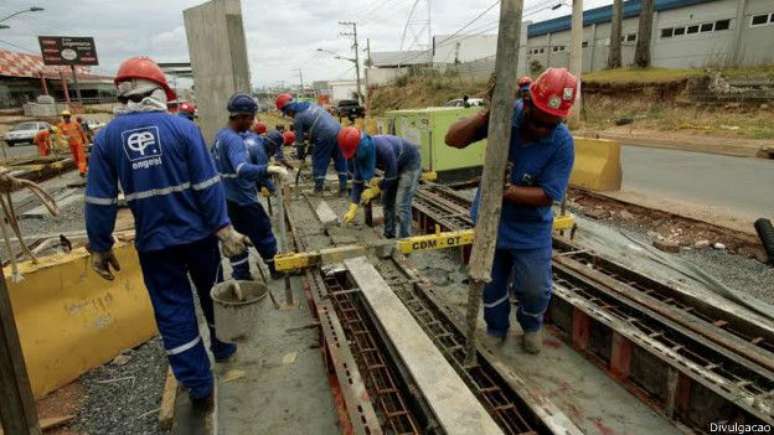 Operários trabalhando na obra do VLT em Cuiabá (foto de outubro de 2014); promessa agora é para 2018
