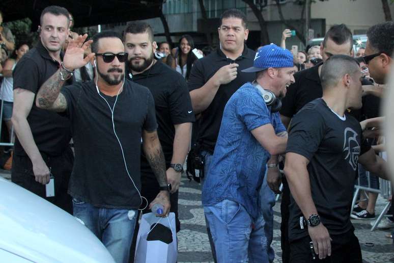 AJ McLean acena para o público, enquanto Brian Littrell distribui autógrafos