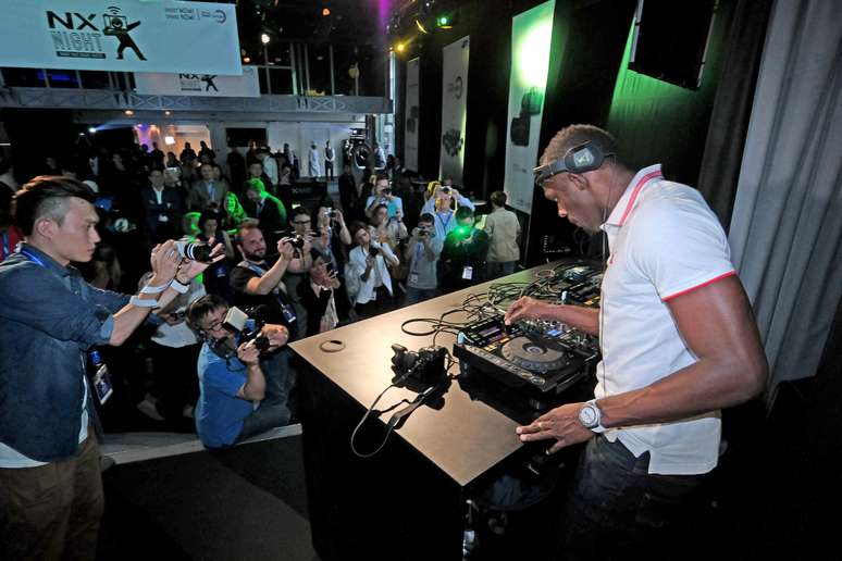 Usain Bolt brinca de dj em festa 