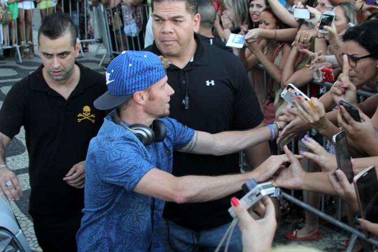 Brian Littrell tira fotos com fãs na frente de hotel