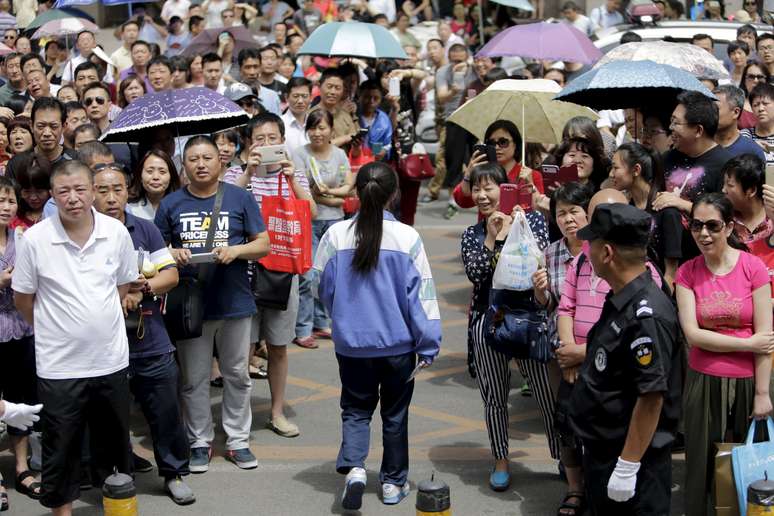 Pais aguardam estudantes do lado de fora do colégio Chen Jinglun, em Pequim, durante o primeiro dia do &#034;vestibular&#034; chinês