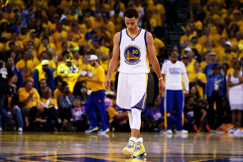 Curry errou 13 chutes de três e não carregou Warriors à vitória no jogo 2