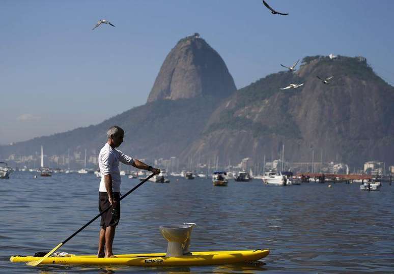 Homem com latrina na Baía de Guanabara durante protesto no Rio de Janeiro.  6/6/2015.