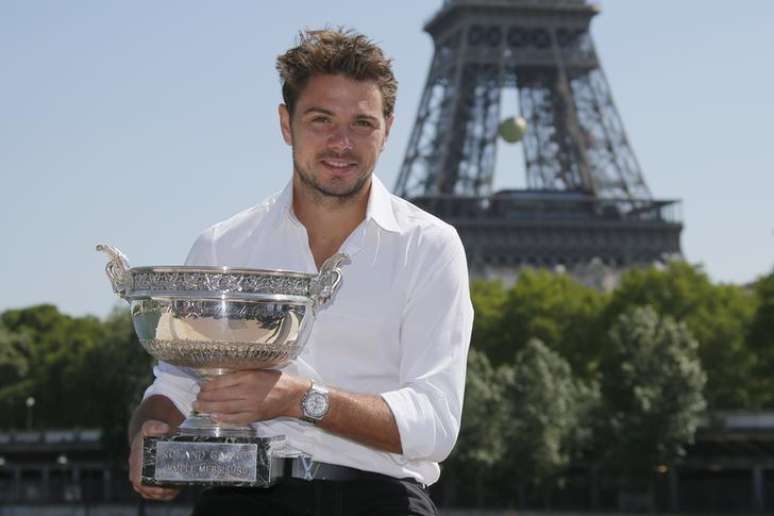 Stan Wawrinka posa com a taça de Roland Garros em frente à Torre Eiffel. 08/06/2015