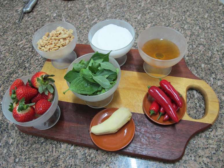 Ingredientes principais da sobremesa Morangos Calientes, sendo seis deles ditos afrodisíacos: morango, mel, amendoim, pimenta dedo-de-moça, gengibre e manjericão. O açúcar é para o caramelo