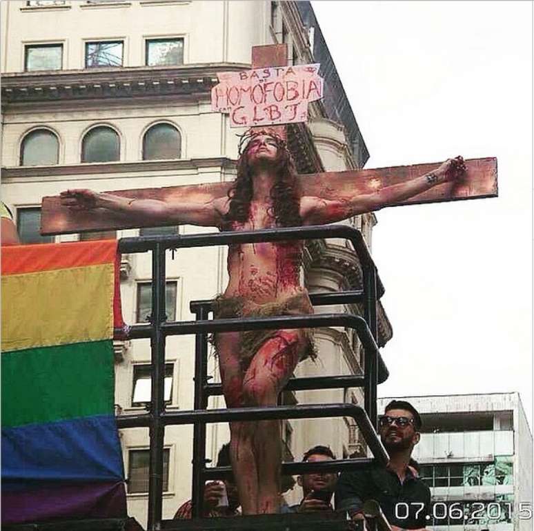 Imagem da cena de Vivyane; placa levava a mensagem "Basta de Homofobia"