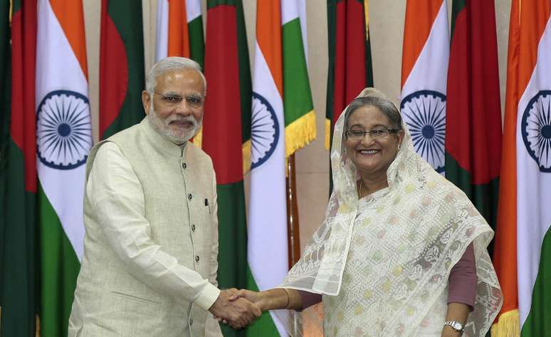 Premiê indiano, Narendra Modi, e primeira-ministra de Bangladesh, Sheikh Hasina shake, cumprimentam-se em Dhaka, Bangladesh