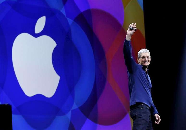 Presidente-executivo da Apple, Tim Cook, acena antes começar a falar na conferência com desenvolvedores mundiais em San Francisco 8/06/2015.