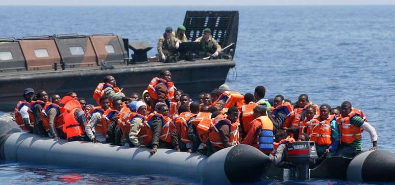 Mais de 2,3 mil imigrantes foram resgatados hoje no Mediterrâneo