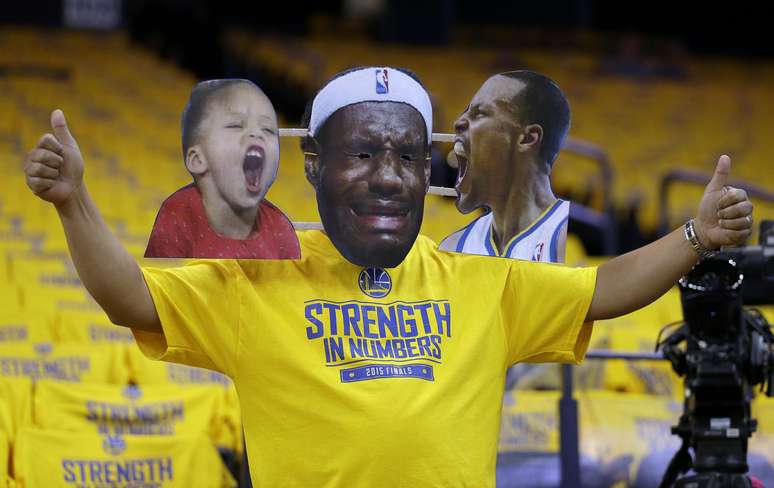 Torcida de Golden State provocou LeBron antes da partida, mas camisa 23 jogou muito