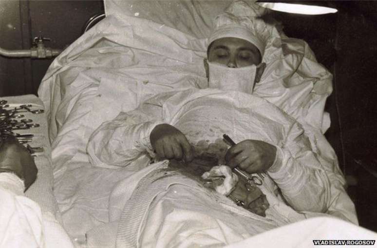 Temendo que seu apêndice estourasse antes de poder sair da Antártida, Rogozov decidiu fazer uma cirurgia em si mesmo