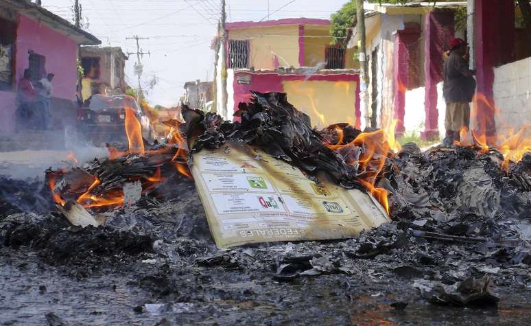 Urna queimada durante protestos no estado de Oaxaca
