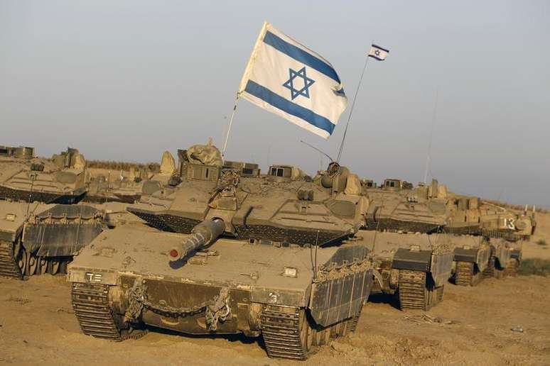 Tanques israelenses perto da fronteira com a Faixa de Gaza