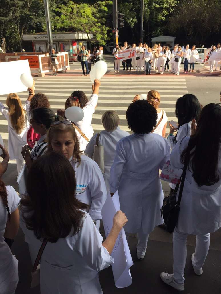 Esteticistas vestiram roupas brancas e usaram cartazes e bexigas para chamar a aten&ccedil;&atilde;o de quem passou pela regi&atilde;o