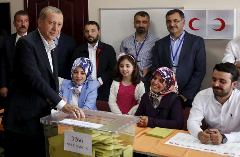 Erdogan vota em elei&ccedil;&otilde;es na Turquia nas quais perdeu maioria absoluta