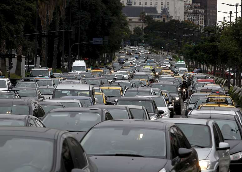 Veículos são retratados em um engarrafamento em Buenos Aires durante a greve geral que parou a Argentina