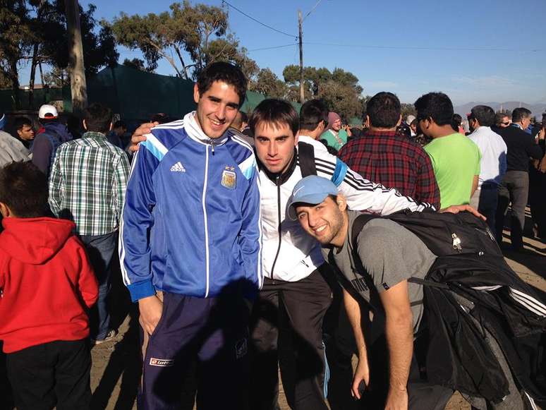 Torcedores argentinos sorriram para a foto, mas se frustraram ap&oacute;s serem barrados