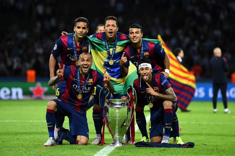 Douglas posou com a taça da Champions ao lado dos brasileiros do Barça